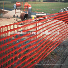 cerca de la nieve / malla plástica de advertencia roja / red plástica de advertencia roja